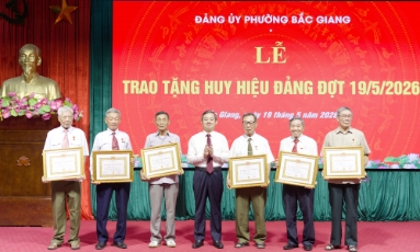  Bắc Ninh: Phó Bí thư Tỉnh ủy, Chủ tịch UBND tỉnh trao Huy hiệu Đảng tại phường Bắc Giang